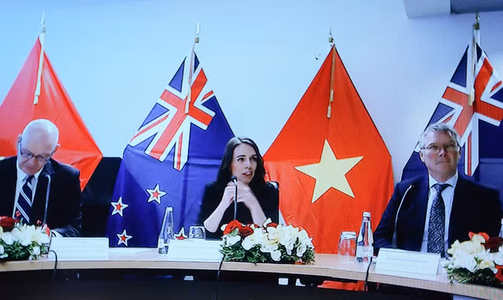 Thủ tướng New Zealand Jacinda Ardern và một số thành viên Chính phủ tại đầu cầu Wellington. Ảnh: VGP