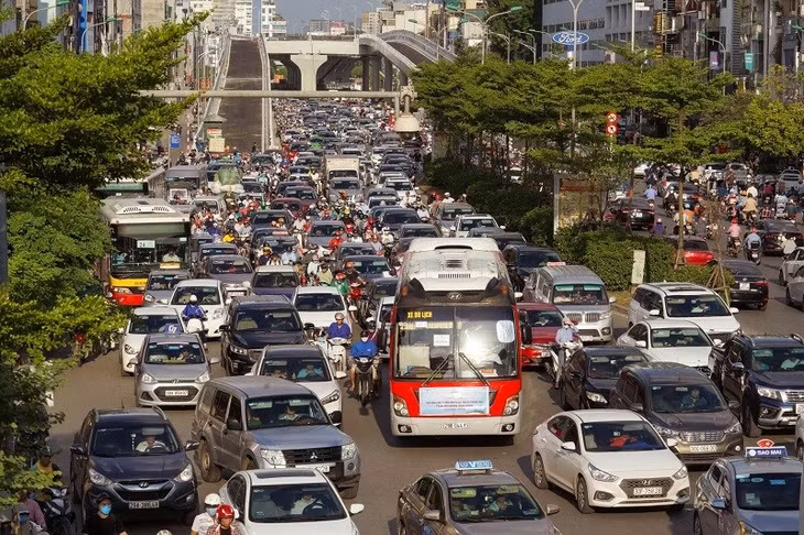 Dự kiến, tuyến đường Vành đai 2 trên cao đoạn Ngã Tư Vọng - Ngã Tư Sở sẽ được thông xe đúng dịp Quốc khánh (2/9) tới. Sau khi đưa vào khai thác, tuyến đường được kỳ vọng sẽ xóa bỏ cảnh ùn tắc kéo dài xuất hiện thường xuyên trên tuyến đường Trường Chinh