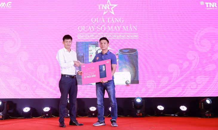 Trao quà cho người may mắn nhất chương trình với giải thưởng trị giá 25 triệu đồng trong bộ giải thưởng trị giá 85 triệu đồng của chương trình. Trao quà cho người may mắn nhất chương trình với giải thưởng trị giá 25 triệu đồng trong bộ giải thưởng trị giá 85 triệu đồng của chương trình.
