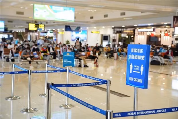 Chăng dây và biển thông báo để hành khách giữ khoảng cách tối thiểu 2m khi làm thủ tục hàng không.