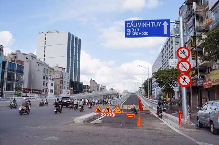 Tuyến đường bộ trên cao dọc đường Vành đai 2, đoạn từ cầu Vĩnh Tuy đến Ngã Tư Sở là đoạn tuyến thuộc Dự án đầu xây dựng tuyến đường bộ trên cao dọc đường Vành đai 2 đoạn từ cầu Vĩnh Tuy đến Ngã Tư Sở, kết hợp với mở rộng theo quy hoạch phần đi bằng đoạn từ Vĩnh Tuy đến Ngã Tư Vọng theo hình thức BT
