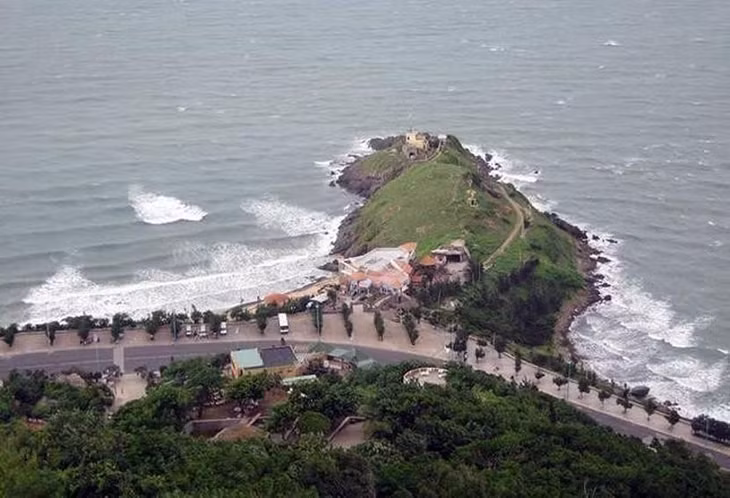 Khu đất rộng hơn 13,8 ha tại phường 2 nằm trong mũi Nghinh Phong, sẽ được đấu giá với giá dự kiến ban đầu hơn 1.494 tỷ đồng.