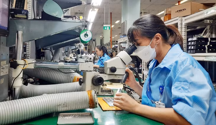 Công nhân làm việc trong Khu công nghệ cao TP.HCM