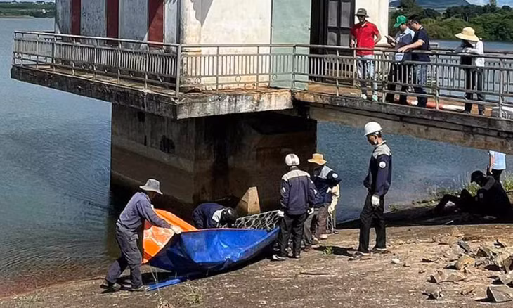 Lực lượng chức năng làm rọ đá và bạt vá lỗ thủng ở đập