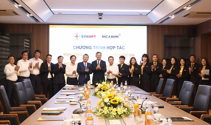 Lãnh đạo EVNNPT, NPTPMB, lãnh đạo BAC A BANK cùng các phòng, ban liên quan của 2 đơn vị chụp ảnh lưu niệm