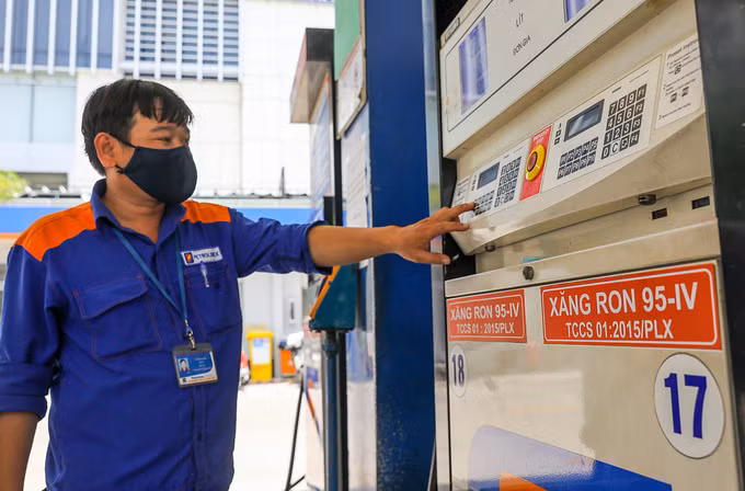 Người dân đổ xăng tại góc đường Hai Bà Trưng - Trần Cao Vân (Quận 1, TP.HCM) Người dân đổ xăng tại góc đường Hai Bà Trưng - Trần Cao Vân (Quận 1, TP.HCM)