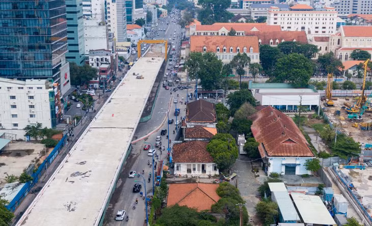 Về tiến độ bàn giao đất quốc phòng từ Tổng công ty Ba Son cho dự án xây dựng cầu Thủ Thiêm 2, thiếu tướng Nguyễn Văn Đức, Cục trưởng Cục Tuyên huấn cho biết tại vị trí giải phóng mặt bằng còn vướng công trình nhà lưu niệm của cố Chủ tịch nước Tôn Đức Thắng.