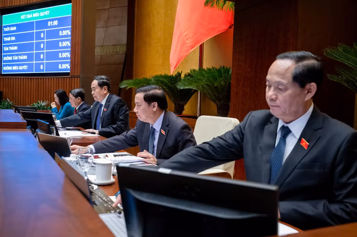 Các lãnh đạo Quốc hội bấm nút biểu quyết thông qua Luật Địa chất và khoáng sản