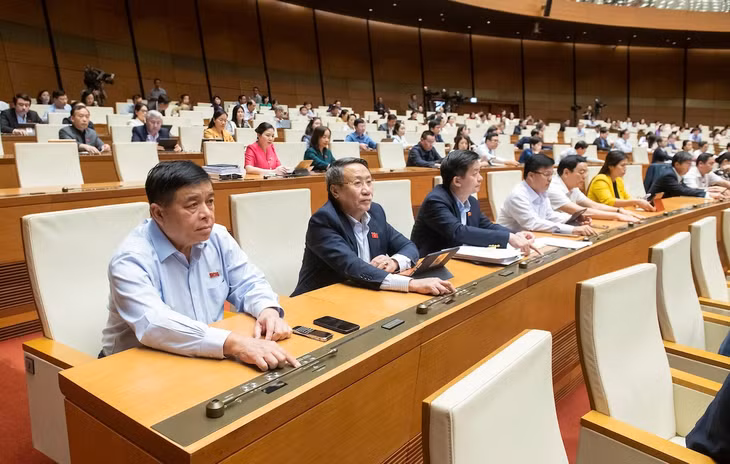 Các đại biểu Quốc hội bấm nút thông qua Luật Đầu tư công (sửa đổi), chiều 29/11