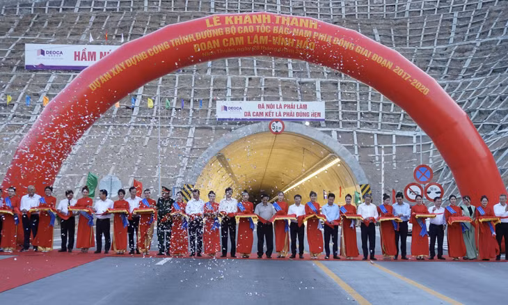 Trước đó, chiều 28/4, Thủ tướng Phạm Minh Chính dự Lễ khánh thành cao tốc Cam Lâm - Vĩnh Hảo và thông xe đưa vào khai thác cao tốc Diễn Châu - Bãi Vọt (đoạn từ Diễn Châu đến Quốc lộ 46B)