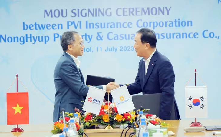 Ông Dương Thanh Francois - Chủ tịch HĐTV Bảo hiểm PVI và ông Choi Mun Seob - Tổng Giám đốc Bảo hiểm NH P&amp;C ký kết hợp tác.