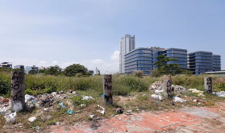 Một khu đất công ven sông Hàn, dưới chân cầu Thuận Phước thành nơi đổ xà bần, phế thải