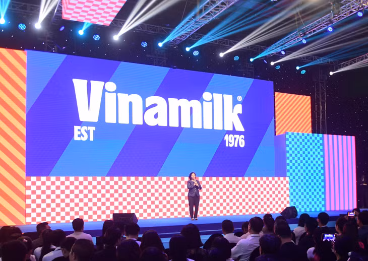 Bà Mai Kiều Liên, Tổng Giám đốc Vinamilk phát biểu về lần tái định vị thương hiệu lần này. Theo đó, việc ra mắt bộ nhận diện thương hiệu mới phản ánh tinh thần “táo bạo, quyết tâm, luôn là chính mình” của Vinamilk cùng lời cam kết: “Mỗi sản phẩm sẽ là lời hứa dinh dưỡng dành cho bạn và những người thân quý.”
