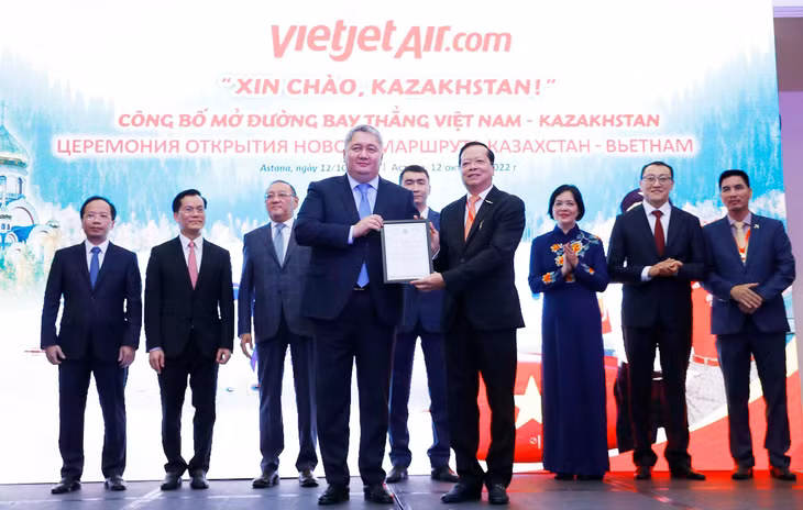 Ông Talgat Tleubekovits – Chủ tịch Ủy ban Hàng không dân dụng Kazakhstan trao giấy phép cho đại diện Vietjet - Phó Tổng giám đốc Chu Việt Cường và chúc mừng Vietjet khai trương đường bay đầu tiên kết nối Almaty với Nha Tra