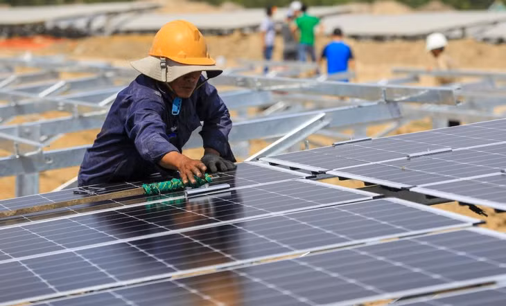 Công nhân lắp đặt, vệ sinh các tấm pin mặt trời tại một dự án ở Ninh Thuận