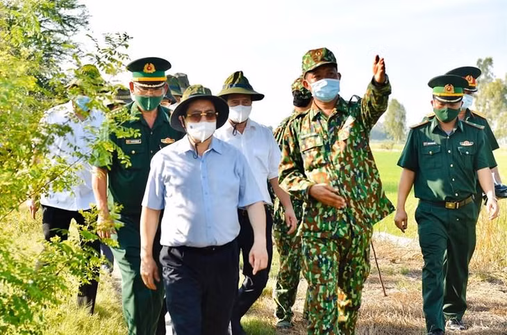 Thủ tướng Phạm Minh Chính kiểm tra công tác phòng, chống dịch COVID-19 trên tuyến biên giới Tây Nam, khu vực Đồn Biên phòng Vĩnh Ngươn, thành phố Châu Đốc, tỉnh An Giang, ngày 9/5/2021. Ảnh: VGP