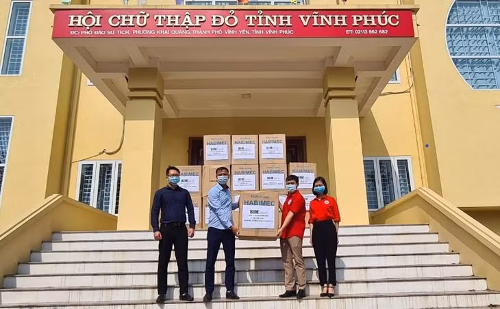 Đại diện BIM Land (thành viên Tập đoàn BIM Group) trao 1 triệu chiếc khẩu trang cho Hội Chữ thập đỏ tỉnh Vĩnh Phúc