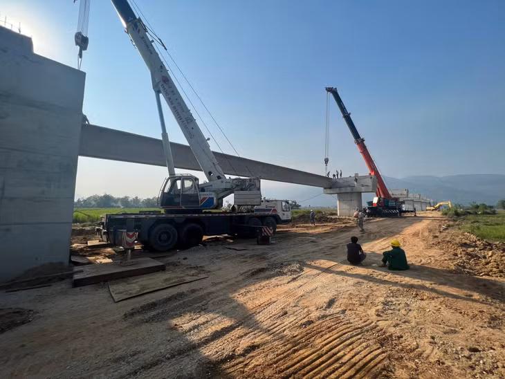 Gần 7 tiếng từ lúc chuẩn bị đến khi dầm đầu tiên được gác thành công lên hai vai trụ. Theo thiết kế, mỗi vai trụ sẽ có 4 dầm được gác lên. Nhà thầu cho biết, đây là dầm đầu tiên được gác lên nên công tác chuẩn bị phải kỹ càng, thời gian có hơi lâu, bắt đầu từ dầm thứ 2 tiến độ sẽ nhanh hơn.