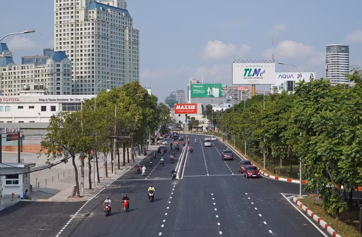 Xe chạy trên đường Nguyễn Hữu Cảnh, đoạn gần cầu Sài Gòn, sau khi thông xe sáng 30/4