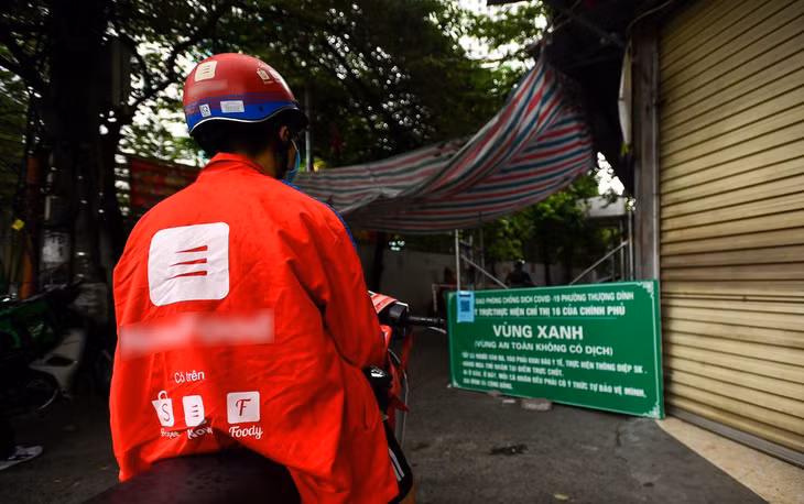 Nhiều shipper gặp khó khăn để di chuyển ở các khu dân cư. Một số chốt chặn vẫn được duy trì khiến họ khó khăn và mất thời gian hơn khi giao hàng.