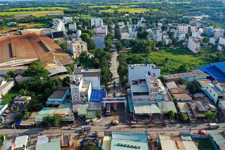 Dự án Khu dân cư Trung tâm thương mại Amazing City tại xã Tân Nhựt, huyện Bình Chánh (TP.HCM) rộng khoảng 12,3 ha do Công ty TNHH thương mại dịch vụ Huỳnh Thông làm chủ đầu tư. Theo quy hoạch được duyệt, dự án có 662 căn nhà liên kế vườn, quy mô dân số dự kiến 2.600 người.