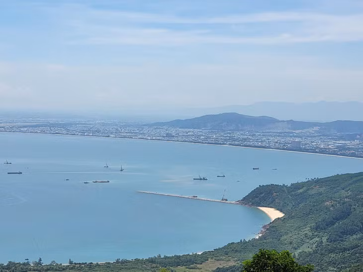 Khu vực Đà Nẵng dự kiến lấn biển phục vụ xây dựng khu thương mại tự do. Ảnh: Hà Minh