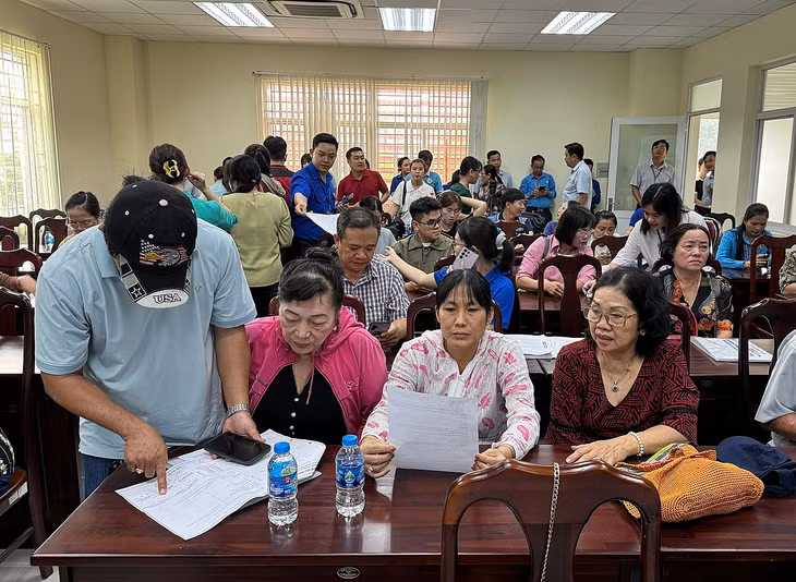 Người dân làm thủ tục nhận tiền đền bù làm hai đoạn Dự án Vành đai 2 ở TP. Thủ Đức
