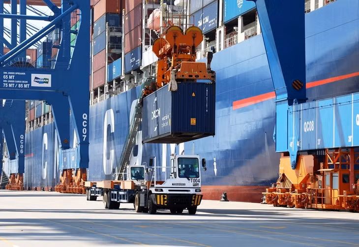 Bốc dỡ hàng xuất nhập khẩu trên cảng quốc tế Gemalink, tỉnh Bà Rịa - Vũng Tàu.