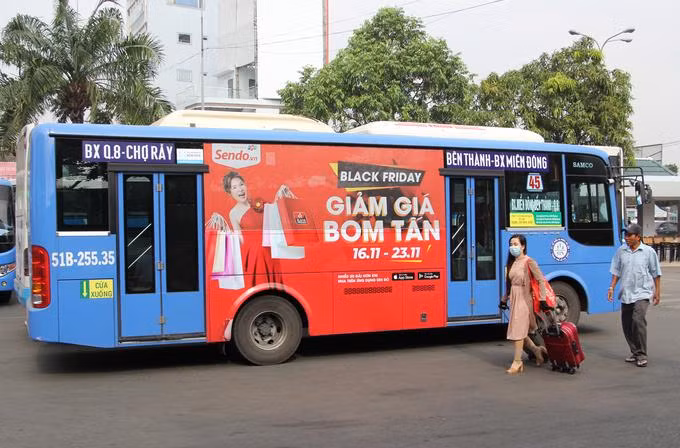 Xe buýt cho thuê quảng cáo vào đón khách tại bến xe Miền Đông