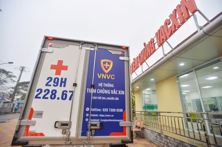Tại Hà Nội, xe chuyên dụng cũng đưa vaccine đến Bệnh viện Bệnh Nhiệt đới Trung ương cơ sở 2, để chuẩn bị tiêm. Ảnh: Vietnam+