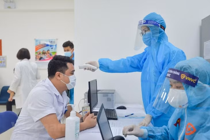 Những người thuộc diện tiêm sẽ được khám sàng lọc kỹ lưỡng. Nếu bị ho, sốt, khó thở sẽ không tiến hành tiêm. Ảnh: Vietnam+