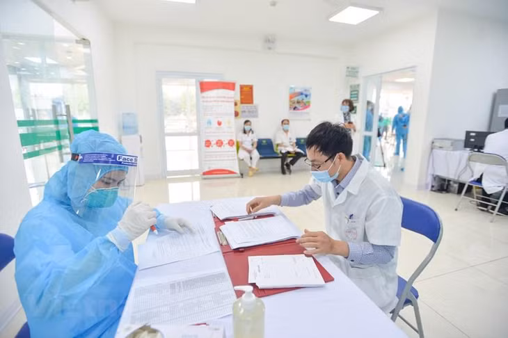 Những người thuộc diện tiêm sẽ được khám sàng lọc kỹ lưỡng. Nếu bị ho, sốt, khó thở sẽ không tiến hành tiêm. Ảnh: Vietnam+