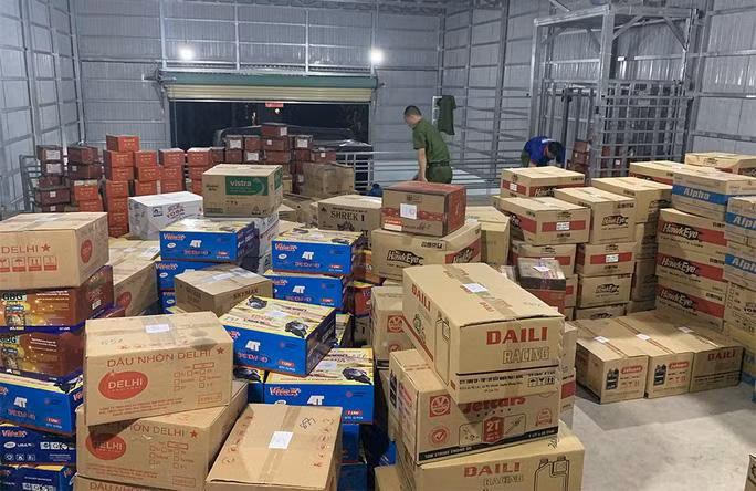 Bên trong các thùng giấy này chứa rất nhiều chai nhựa đựng nhớt và phụ tùng ôtô với nhiều nhãn hiệu nổi tiếng