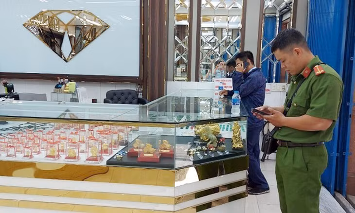 Một cửa hàng vàng ở TP.HCM bị kiểm tra