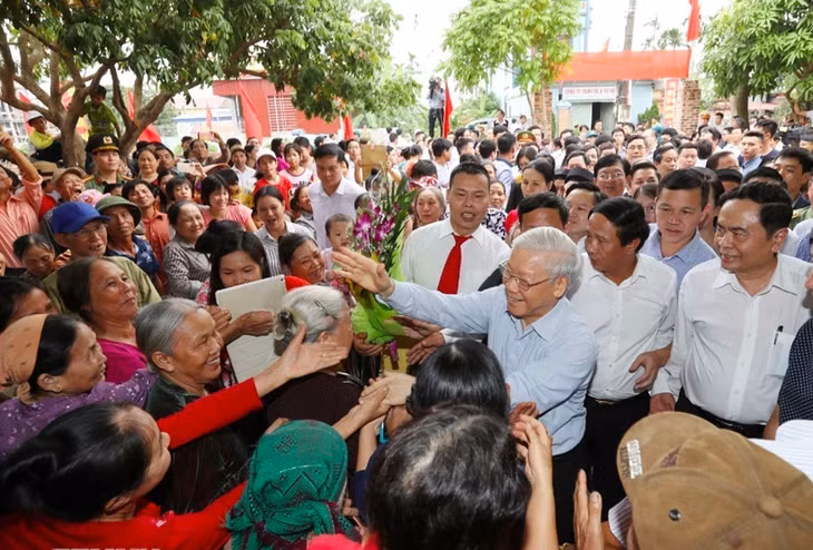 Tổng Bí thư Nguyễn Phú Trọng với nhân dân thôn Thượng Điện, xã Vinh Quang, huyện Vĩnh Bảo trong Ngày hội Đại đoàn kết toàn dân tộc thành phố Hải Phòng (15/11/2017). Ảnh: Trí Dũng/TTXVN