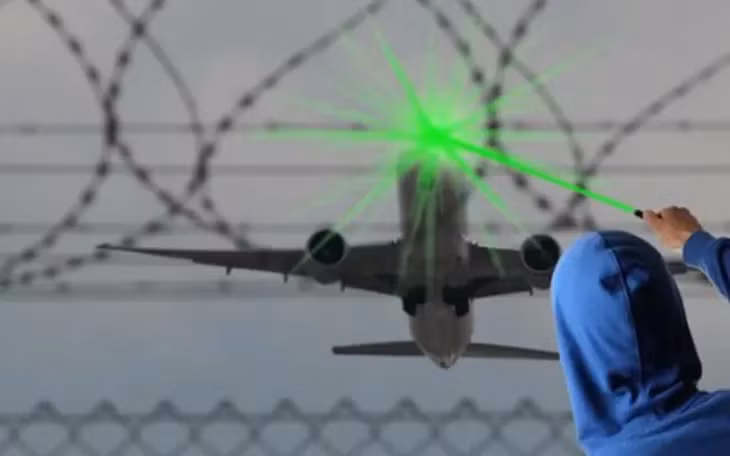 20% vụ uy hiếp an toàn bay ở Tân Sơn Nhất do rọi đèn laser, flycam. Ảnh minh họa