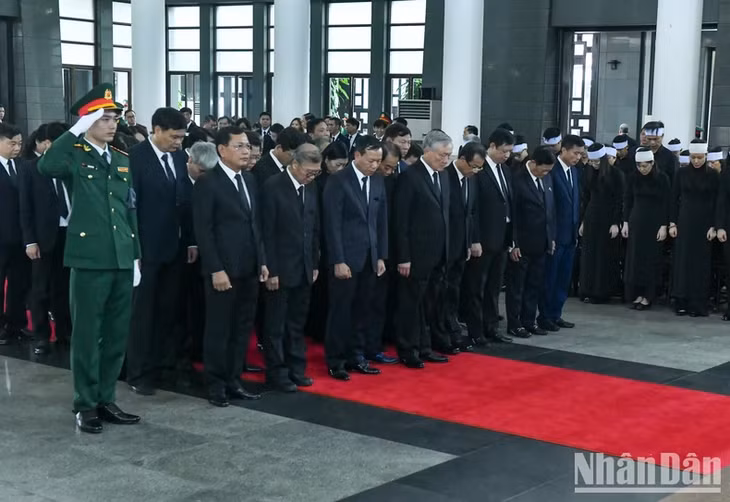 Đoàn Tòa án Nhân dân tối cao viếng Tổng Bí thư Nguyễn Phú Trọng