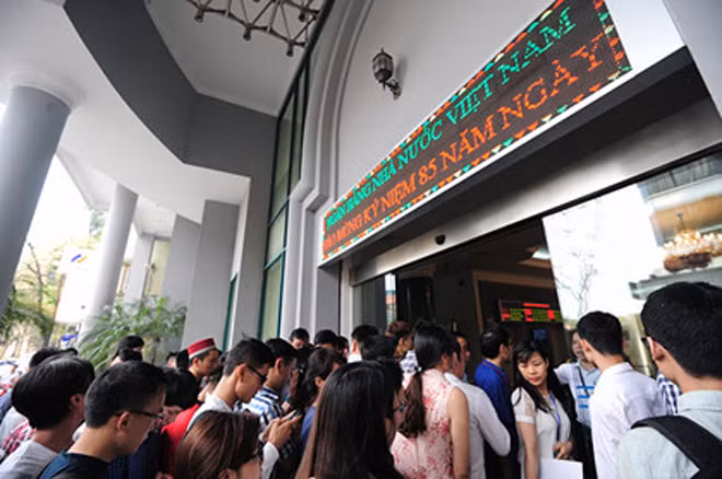 Xếp hàng rồng rắn mua tiền lưu niệm 100 đồng ảnh 3