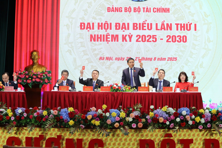 100% đại biểu tham gia biểu quyết tán thành thông qua Nghị quyết Đại hội 