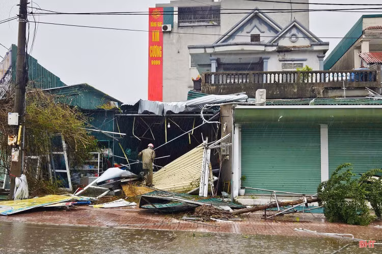 Bão số 10 và 11 gây thiệt hại nặng nề 