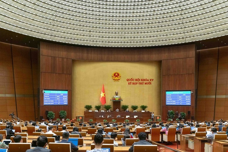 Các đại biểu biểu quyết thông qua Nghị quyết về dự toán ngân sách nhà nước năm 2026