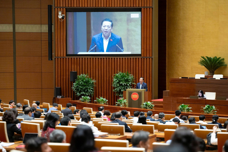 Bộ trưởng Bộ Xây dựng Trần Hồng Minh trình bày Tờ trình của Chính phủ về chủ trương đầu tư Dự án đầu tư xây dựng Cảng hàng không quốc tế Gia Bình