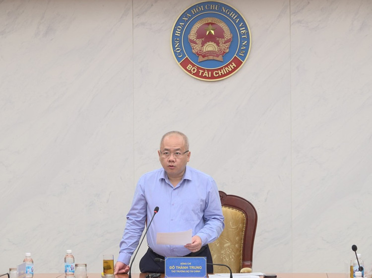 Thứ trưởng Bộ Tài chính Nguyễn Thành Trung phát biểu tại hội nghị. 