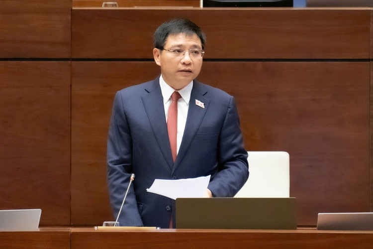 Bộ trưởng Bộ Tài chính Nguyễn Văn Thắng giải trình và làm rõ tại hội trường 