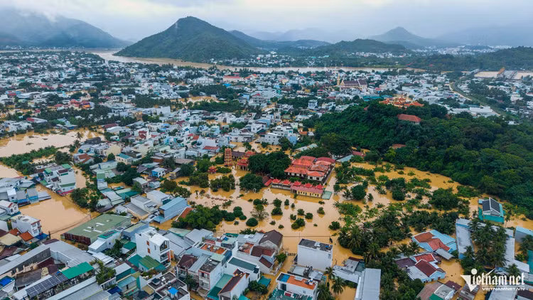 Mưa lũ gây thiệt hại nặng nề tại Nam Trung Bộ