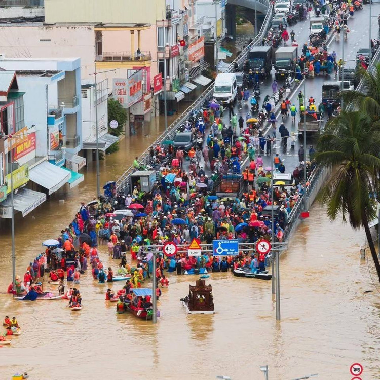 Người dân và doanh nghiệp các tỉnh, thành phố miền Trung chịu thiệt hại nặng nề do bão, lũ 