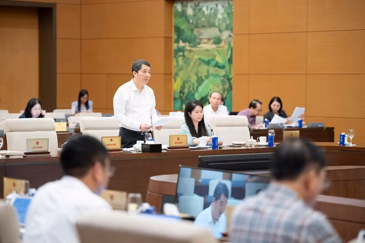 Thứ trưởng Bộ Tài chính Cao Anh Tuấn phát biểu giải trình tại cuộc họp