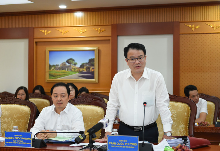 Thứ trưởng Trần Quốc Phương chủ trì hội nghị. 