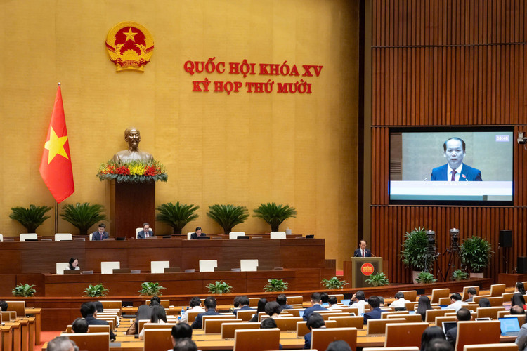 Chủ nhiệm Ủy ban Pháp luật và Tư pháp Hoàng Thanh Tùng trình bày báo cáo thẩm tra Dự án Luật Tòa án chuyên biệt tại Trung tâm tài chính quốc tế