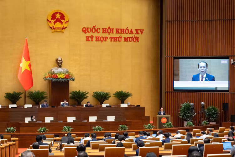 Chủ nhiệm Ủy ban Pháp luật và Tư pháp Hoàng Thanh Tùng trình bày báo cáo thẩm tra Dự án Luật Tòa án chuyên biệt tại Trung tâm tài chính quốc tế